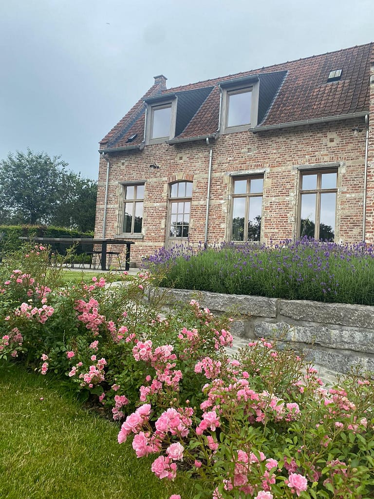 Huis Potaerde met rozen en lavendel in de tuin